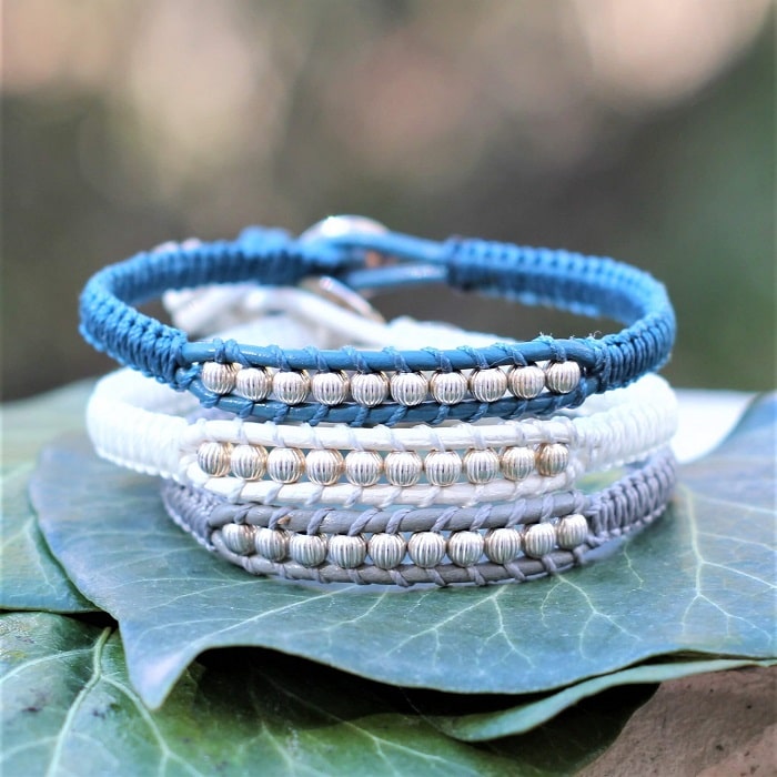 https://www.miaprovence.com/wp-content/uploads/2021/04/bracelet-argent-femme-perles-striees-mia-provence.jpg